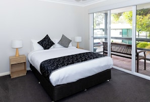 Cabaña Deluxe, 4 habitaciones | Cortinas blackout, tabla de planchar con plancha y ropa de cama 