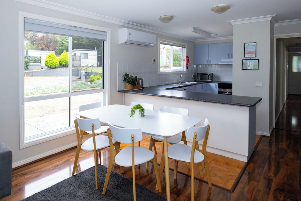 deluxe cabin, 4 bedrooms | private kitchen | full-sized fridge, microwave, oven, dishwasher