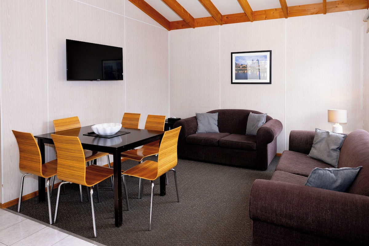 Standard Cabin, 3 Bedrooms | 1 bedroom, blackout curtains, iron/ironing board, bed sheets