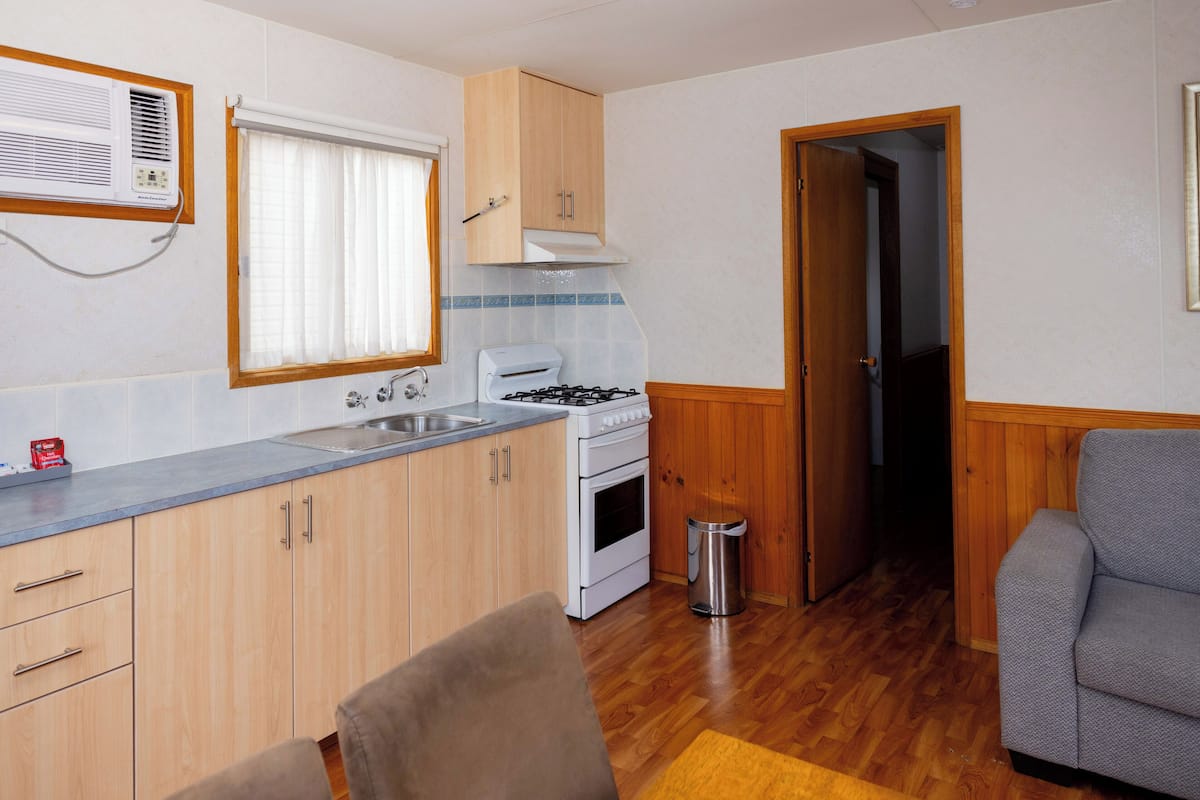 standard 1 bedroom cabin | private kitchen | full-sized fridge, microwave, oven, dishwasher