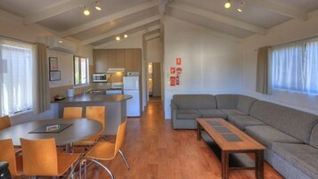 Geladeira grande, micro-ondas, fogão, lava-louças