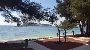 An outdoor exercise area with a view of the sea and a distant island. - Hotel Villa Karda (Porec)