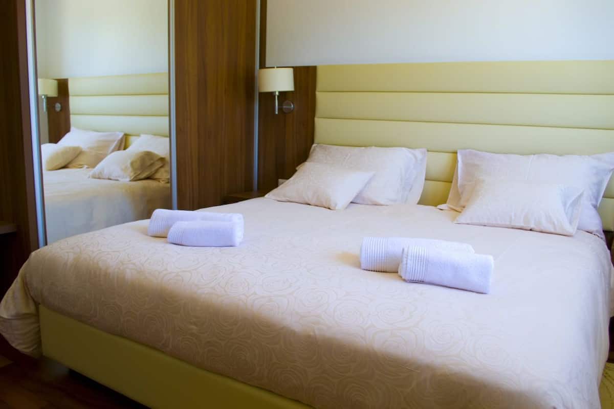 1 bedroom, premium bedding, minibar, in-room safe
