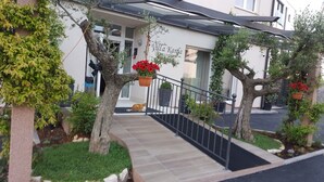 A hotel entrance with a staircase, potted plants, and a sign reading "Villa Karta." - Hotel Villa Karda (Porec)