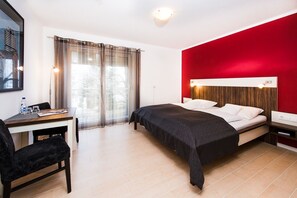 Kamar Double | Seprai premium, minibar, brankas, dan meja kerja
