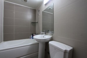 Deluxe-Zimmer | Badezimmer | Duschwanne, Komfortbadewanne, kostenlose Toilettenartikel, Haartrockner