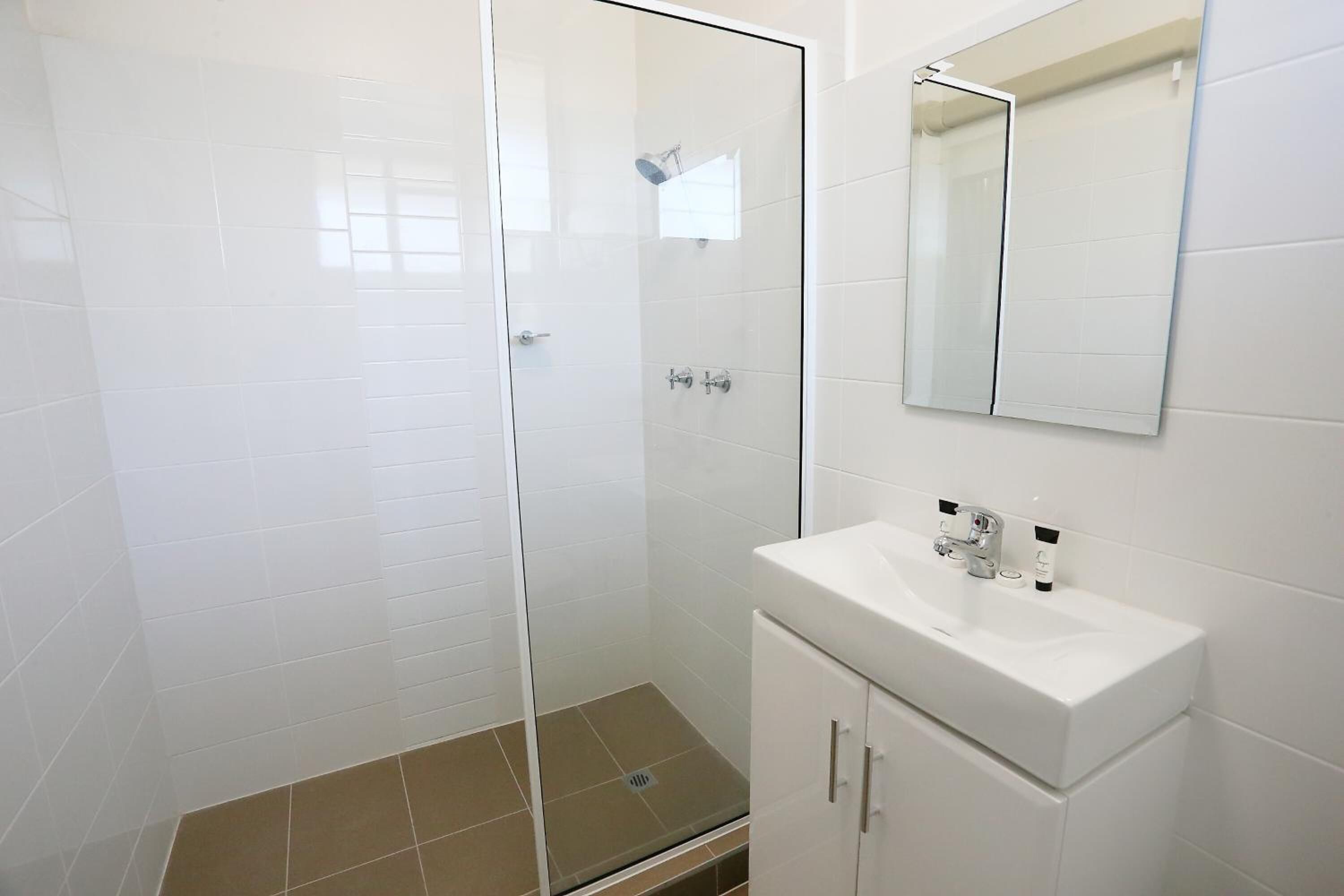 Shower, rainfall showerhead, free toiletries, towels