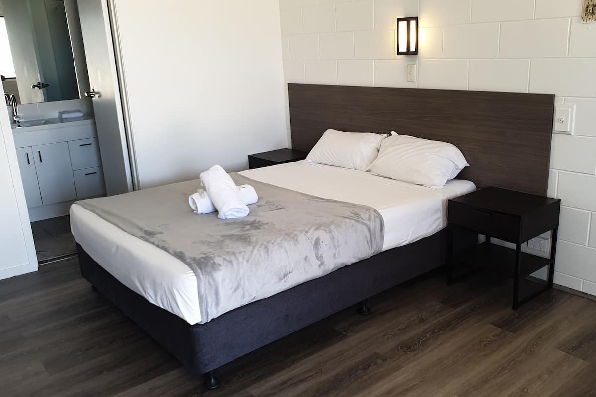 Deluxe tweepersoonskamer, 1 queensize bed | Badkamer | Een douche, een regendouche, gratis toiletartikelen, handdoeken