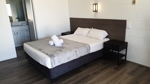 Deluxe Double Room, 1 Queen Bed | Bathroom | Shower, rainfall showerhead, free toiletries, towels - Townsville City Motel (Rosslea)