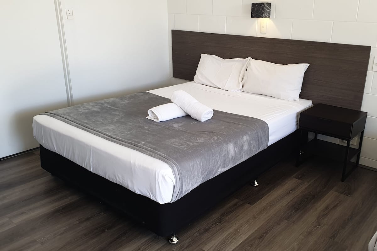 Deluxe Room, 1 King Bed, Non Smoking | Premium bedding, pillow-top beds, desk, free WiFi