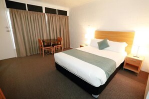 Premium bedding, pillowtop beds, desk, free WiFi - Townsville City Motel (Rosslea)
