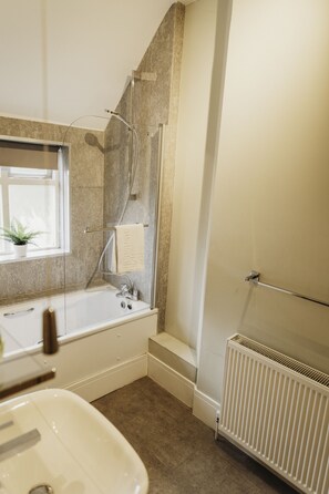 Standard Suite, Ensuite | Bathroom - The White Lion Inn (Oakham)