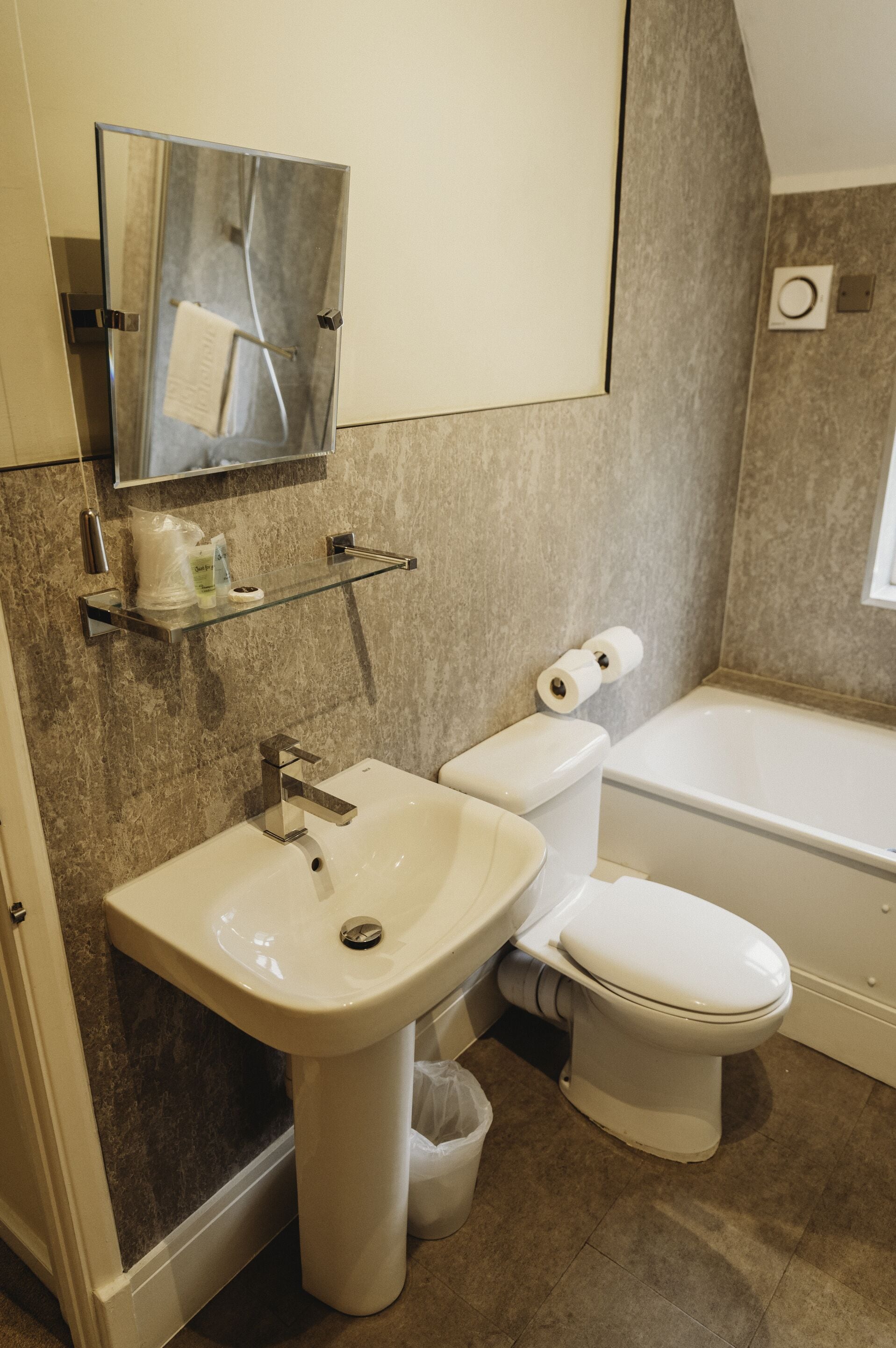 Ein Badezimmer mit Waschbecken, Toilette und Badewanne.