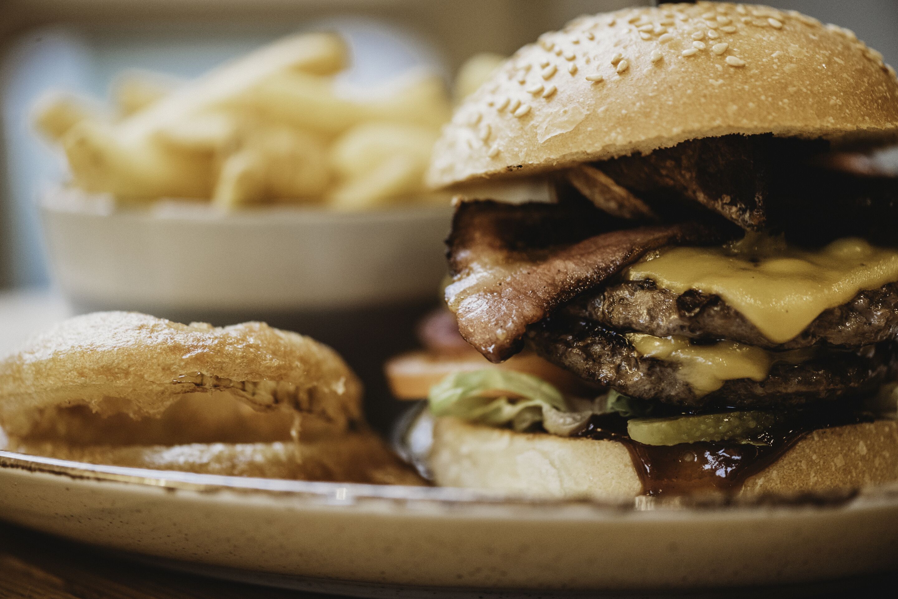 Une assiette avec un hamburger et des frites.