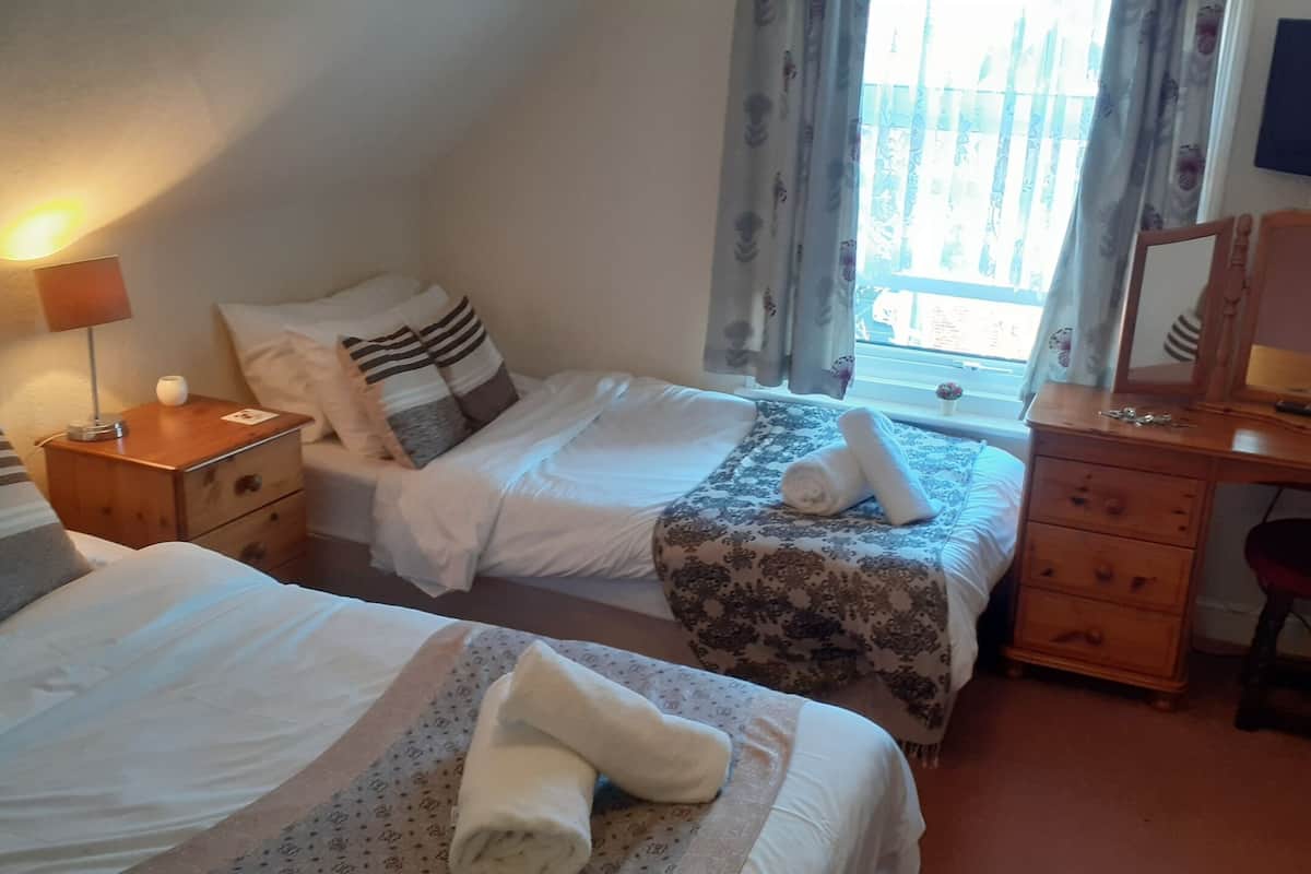 Chambre Triple Standard, salle de bains attenante