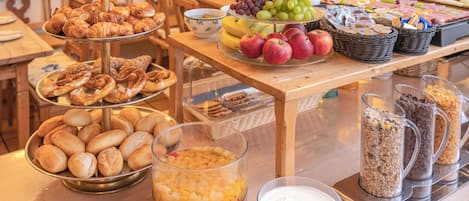 Tägliches Frühstücksbuffet (17 EUR pro Person)