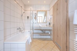 Comfort-Vierbettzimmer | Badezimmer | Dusche, kostenlose Toilettenartikel, Haartrockner, Handtücher
