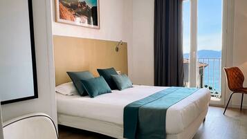 Ropa de cama de alta calidad, caja fuerte, escritorio y cortinas opacas