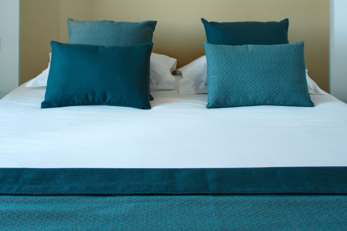 Premium bedding, in-room safe, desk, blackout drapes