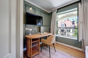 Hypo-allergenic bedding, in-room safe, desk, iron/ironing board - Hotel Uhland (Munich)