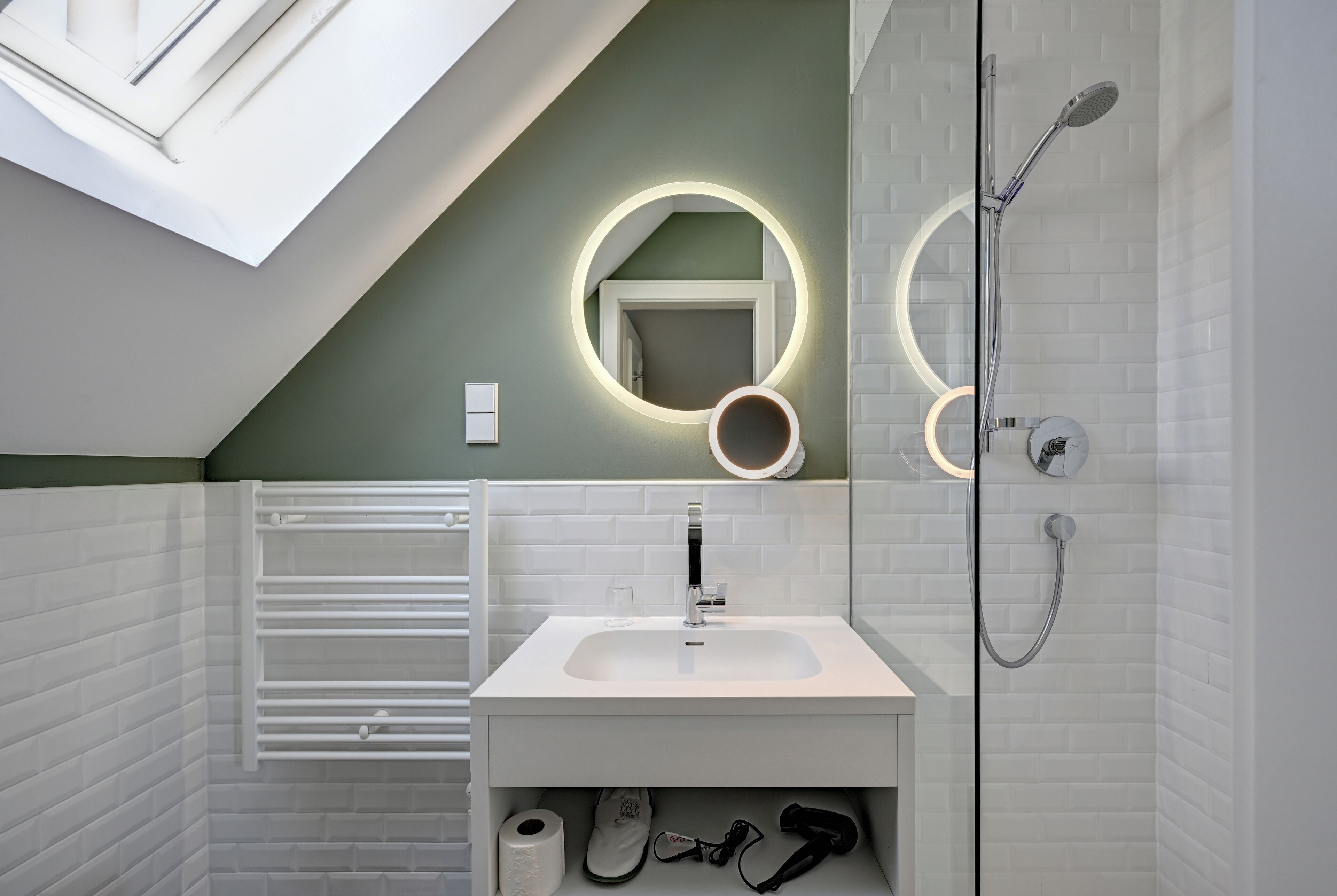 classic single room, 1 bedroom | bathroom | free toiletries, hair dryer, bathrobes, slippers