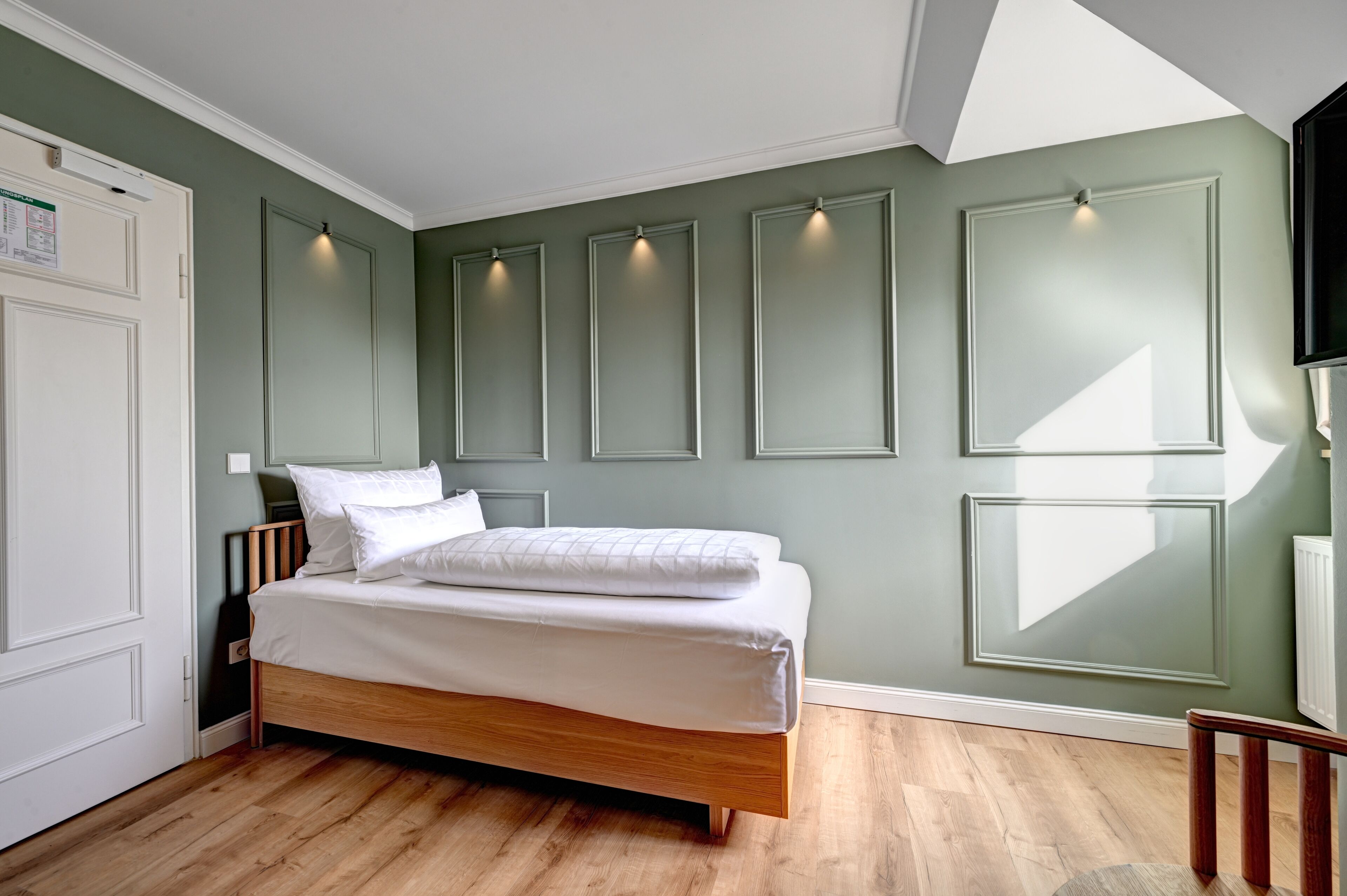 classic single room, 1 bedroom | 1 bedroom, hypo-allergenic bedding, in-room safe, desk