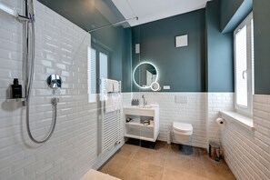 Classic Double Room | Bathroom | Free toiletries, hair dryer, bathrobes, slippers - Hotel Uhland (Munich)