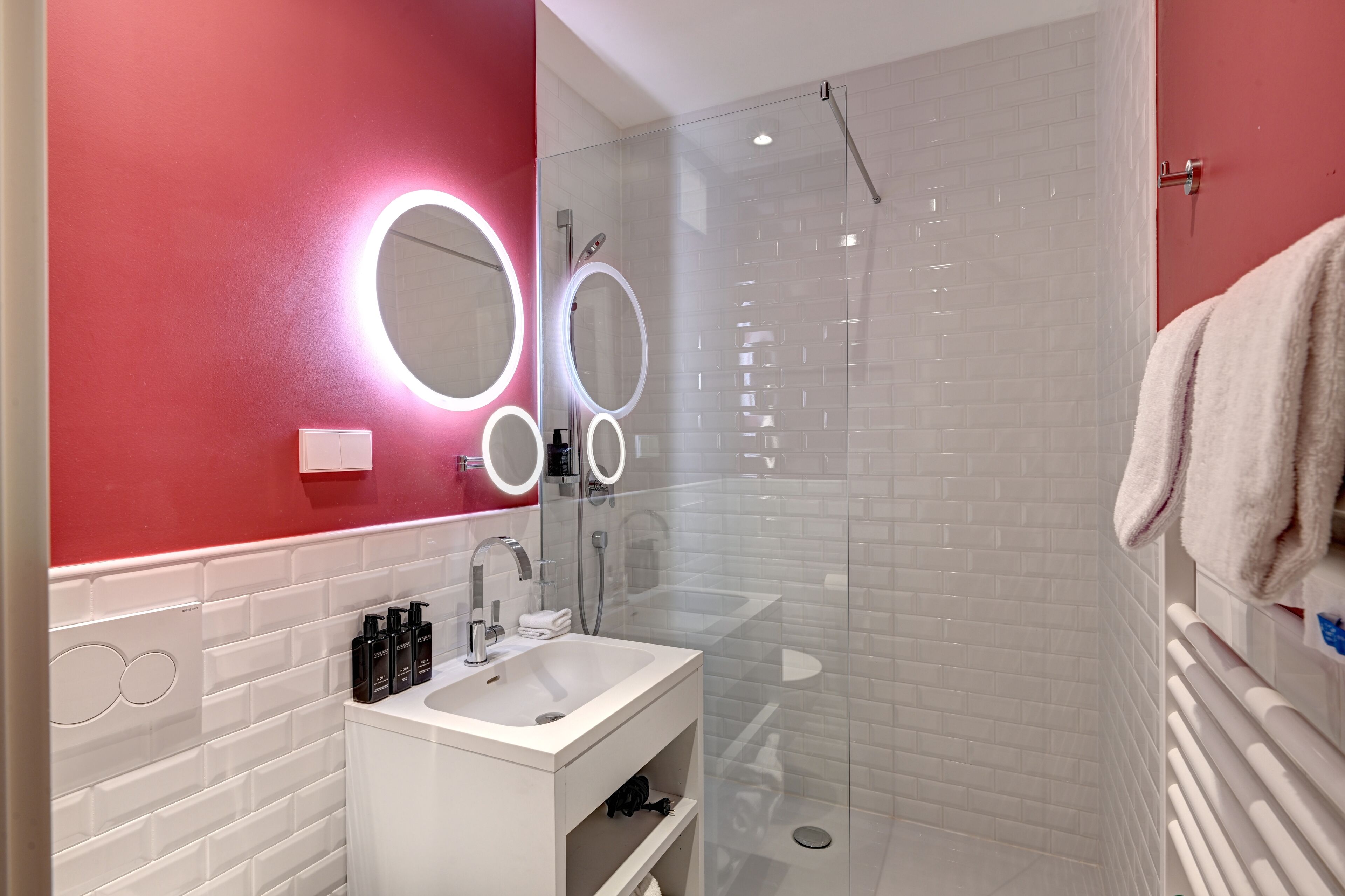 deluxe double room | bathroom | free toiletries, hair dryer, bathrobes, slippers