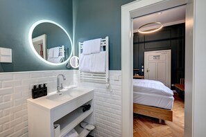 Phòng đôi phong cách cổ điển | Phòng tắm | Đồ dùng nhà tắm miễn phí, máy sấy tóc, áo choàng tắm 