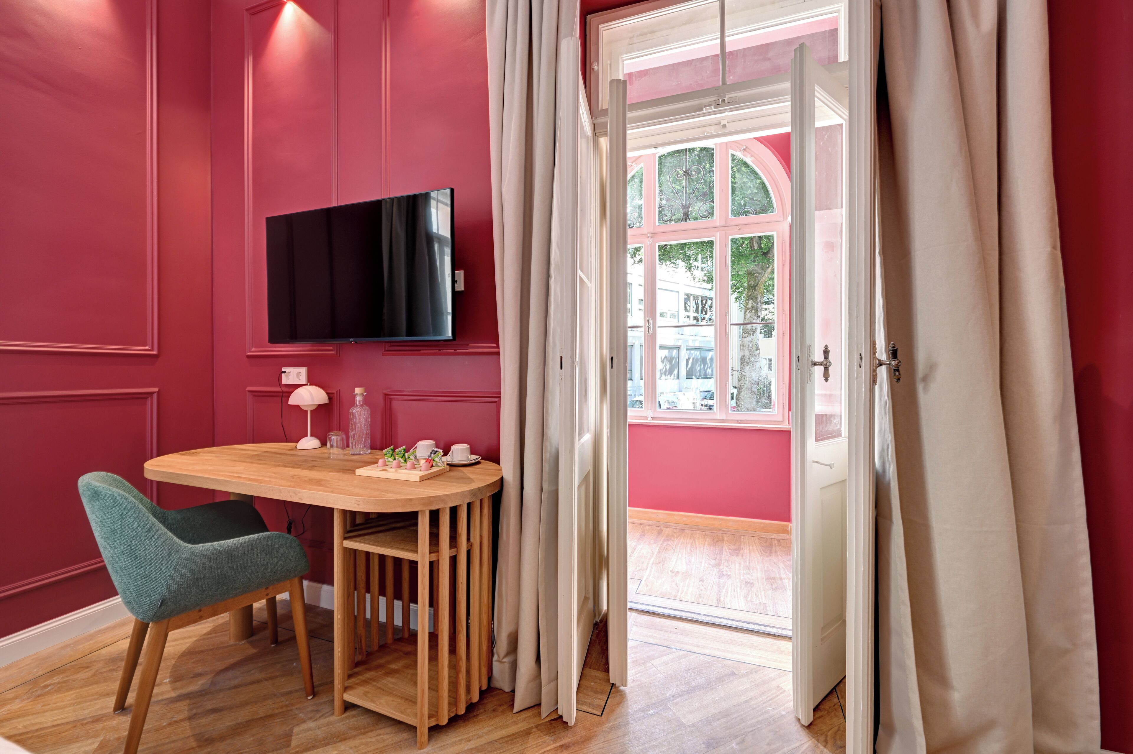 Ropa de cama hipoalergénica y caja de seguridad en la habitación 