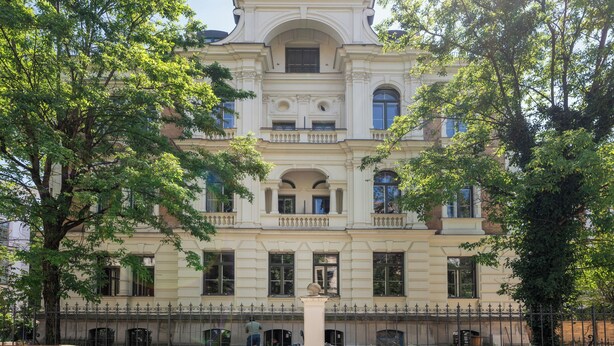 A classical building with ornate architectural details, symmetrical windows, and a central dome. - Hotel Uhland (Munich)