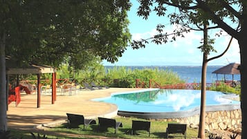 Una piscina al aire libre, una piscina natural