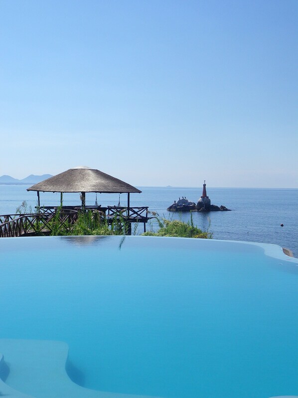 Alberca al aire libre y una alberca natural