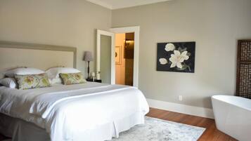 ห้องพรีเมียมสวีท, ห้องน้ำส่วนตัว (Suite 1) | 1 ห้องนอน, เครื่องนอนระดับพรีเมียม, ผ้านวมขนเป็ด, ผ้าม่านกันแสง