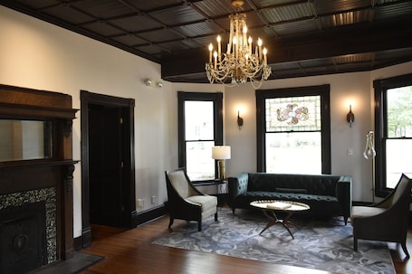 Bar. Sparrow Grove Manor