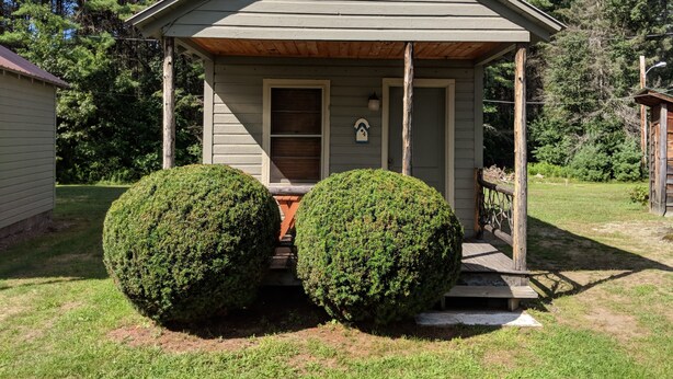 Una casa petita d'una sola planta amb teulada a dos vessants i un porxo davanter.