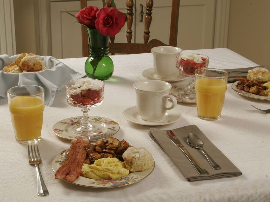 Desayuno con opciones de la cocina local incluido todos los días