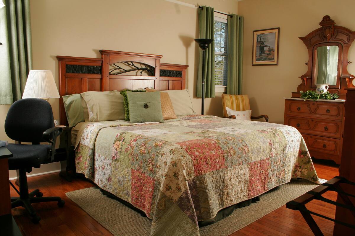 White Lake, 1 King Bed, Non Smoking | Premium bedding, pillowtop beds, laptop workspace, blackout drapes