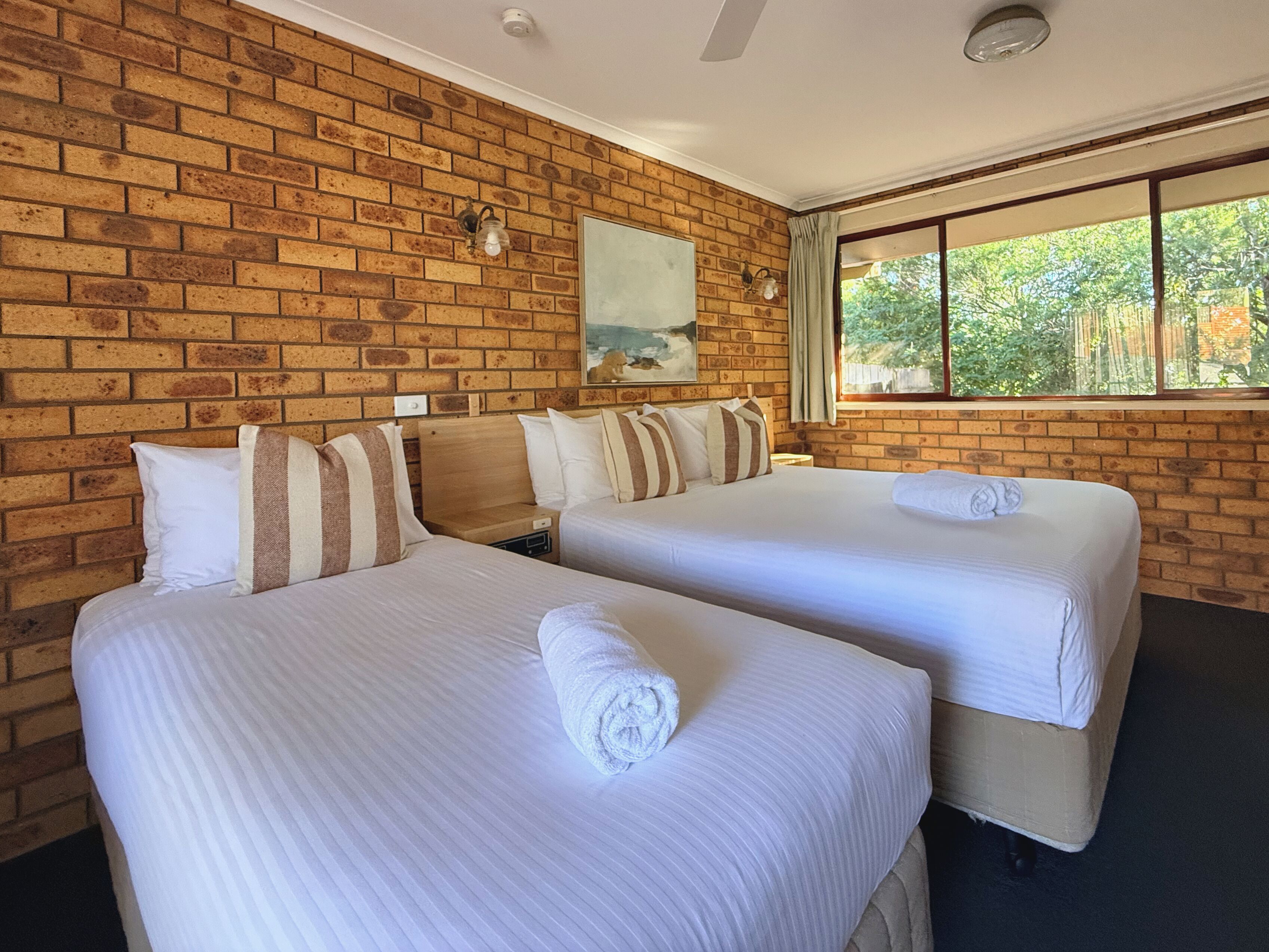 Quarto duplo | Roupas de cama premium, camas com colchões pillow-top, frigobar