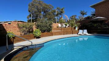 Außenpool, Sonnenschirme, Liegestühle