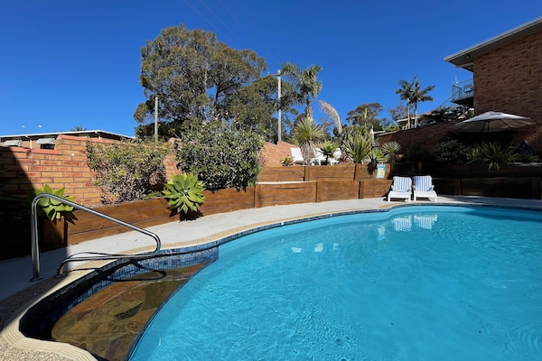 Piscina a l'aire lliure, para-sols i gandules