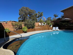 Outdoor pool, pool umbrellas, pool loungers - Ocean View Motor Inn (Merimbula)