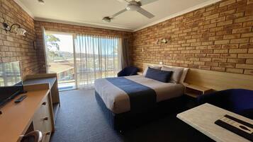 Habitación doble, 1 cama Queen size, vista al océano | Área de sala de estar | Televisión LCD de 40 pulgadas con canales digitales y televisión