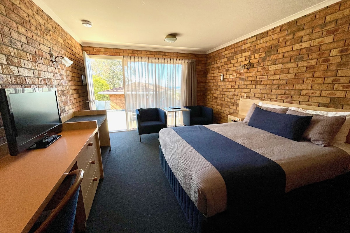 Ropa de cama de alta calidad, colchones con pillow-top y minibar