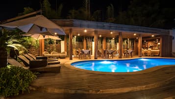 AuĂenpool, geöffnet von 07:30 Uhr bis 19:00 Uhr, LiegestĂŒhle