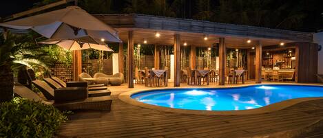 室外游泳池,07:30 至 19:00 开放,日光浴躺椅