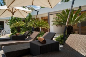 Ulkouima-allas avoinna 7.30–19.00, aurinkotuoleja