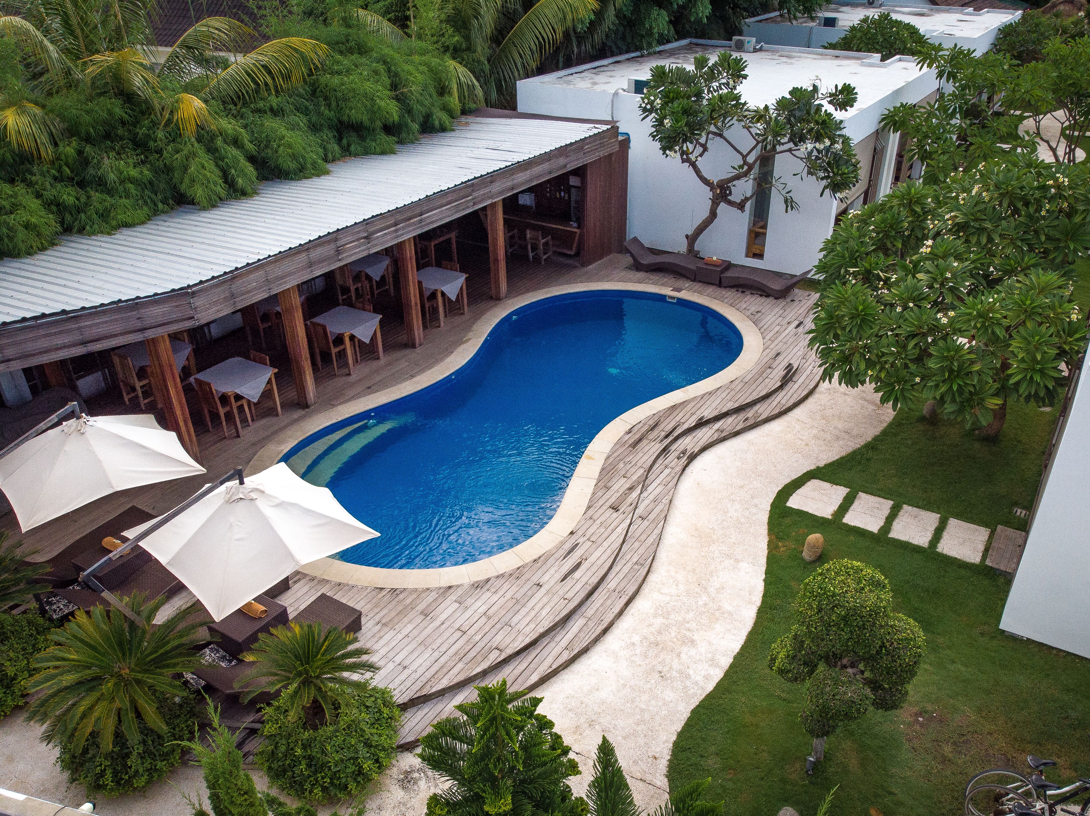 outdoor pool, open 7:30 am to 7:00 pm, pool loungers