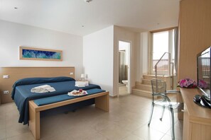 ميني بار وخزنة داخل الغرفة ومكتب وتجهيزات عازلة للصوت