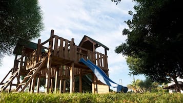 Área de juegos infantiles al aire libre